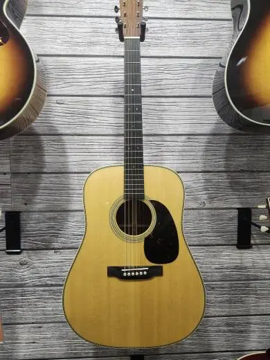 Martin Guitars - HD-28 V18 2